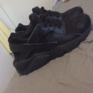 ALL BLACK HUARACHES